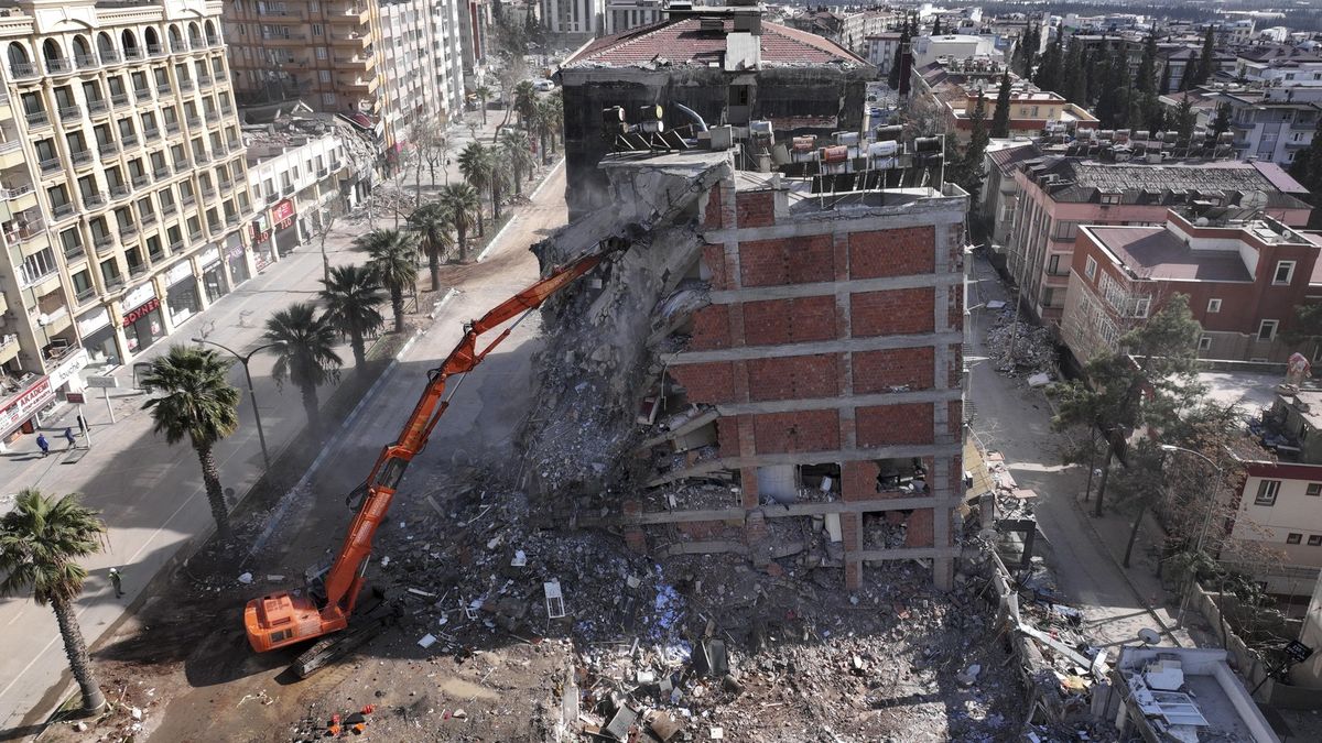 Nejhorší v historii Turecka. Bilance zemětřesení čítá už skoro 48 tisíc obětí